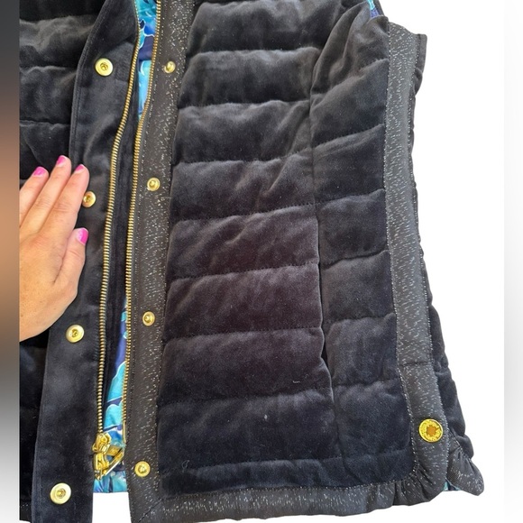 Lilly Pulitzer Velvet Down Puffer Vest Black Gold Buttons Size XS Print Lining - Picture 3 of 8